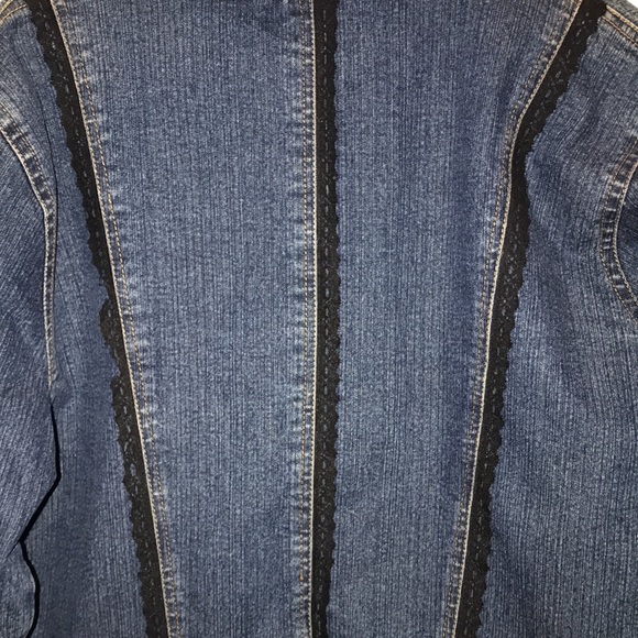 New Identity medium ruffle and black lace jacket w button front and sleeves. - Picture 8 of 10